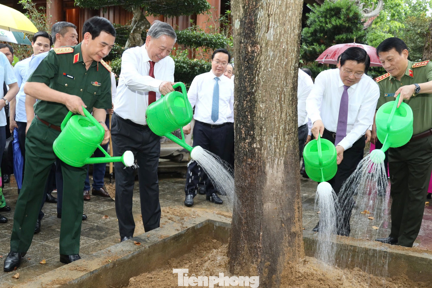Tổng Bí thư Tô Lâm cùng đoàn đại biểu trồng cây lưu niệm tại Khu di tích quốc gia đặc biệt Kim Liên.