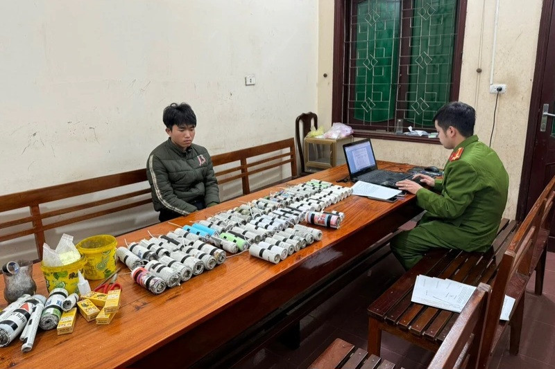 Đối tượng Vi Tuấn Kiệt và tang vật tại cơ quan công an.