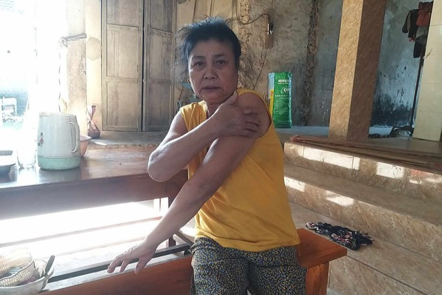 Bà Huyên lo lắng khi nhiều người trong gia đình xuất hiện mẩn ngứa, sưng đỏ trên cơ thể. Bà Huyên lo lắng khi nhiều người trong gia đình xuất hiện mẩn ngứa, sưng đỏ trên cơ thể.