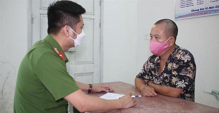 Lê Văn Hùng tại cơ quan công an