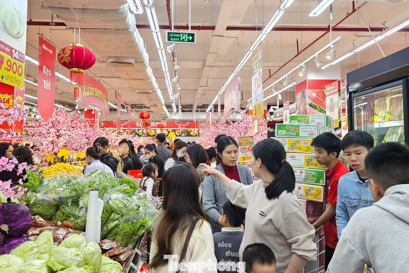 Các lối đi trong siêu thị “ách tắc”.