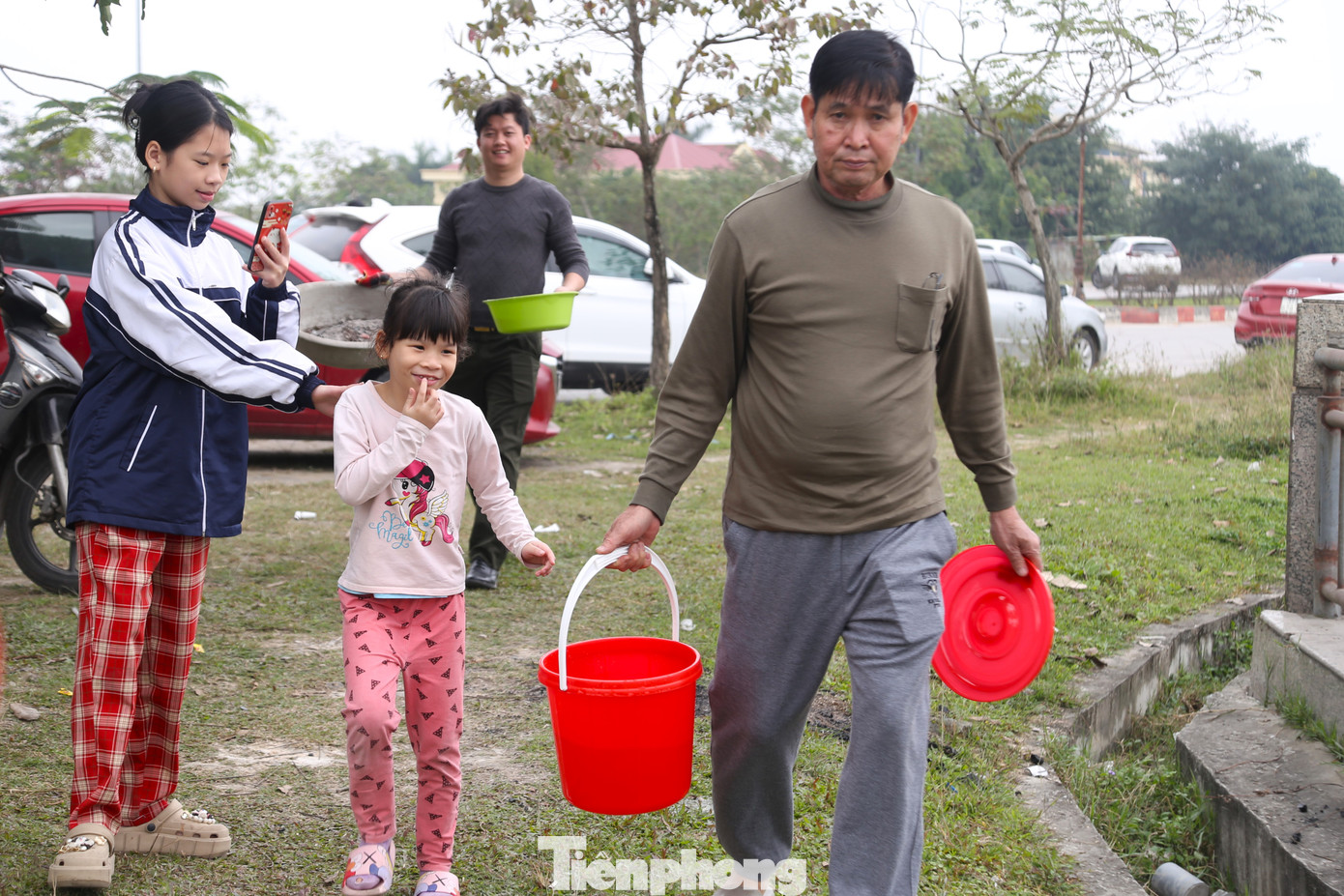 Nhiều gia đình thay vì sử dụng túi nilon, đã mang theo xô, chậu,… để đựng cá chép.
