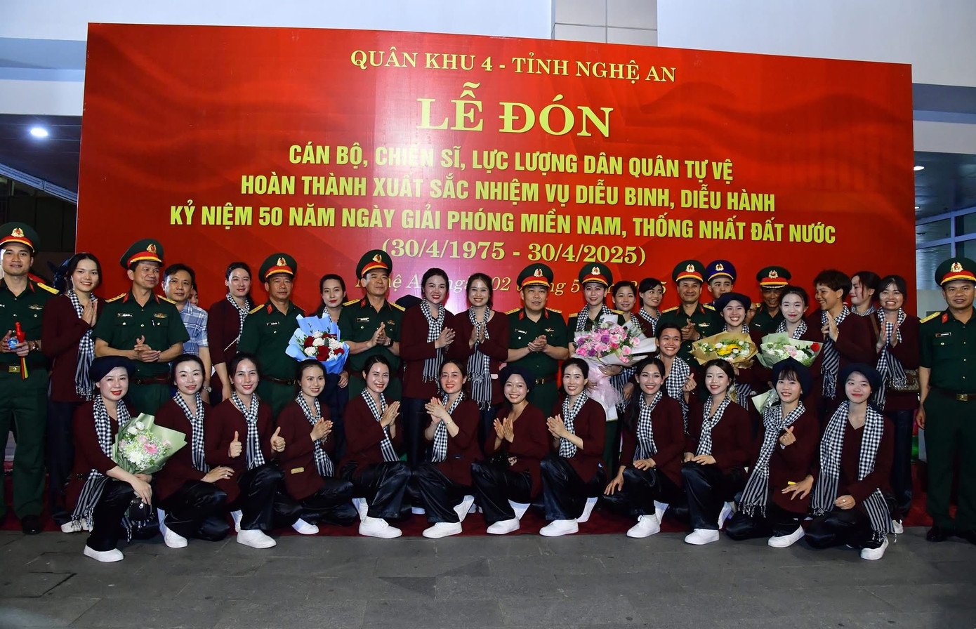 Lãnh đạo Bộ Chỉ huy Quân sự tỉnh Nghệ An tặng hoa, chúc mừng Trung đội nữ dân quân tỉnh. Tham gia trong đội hình Khối nữ Dân quân miền Bắc tại lễ diễu binh, diễu hành có 28 nữ dân quân tỉnh Nghệ An. Trải qua quá trình luyện tập ở 3 miền Trung - Bắc - Nam, các cô gái dân quân Nghệ An đã hoàn thành xuất sắc nhiệm vụ, góp phần tô thắm hình ảnh người phụ nữ Việt Nam anh hùng - bất khuất - trung hậu - đảm đang.