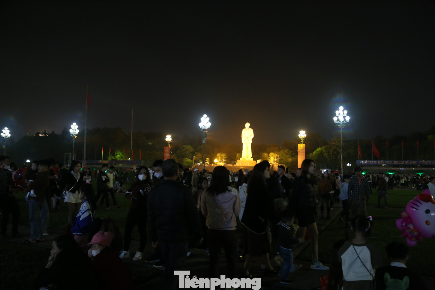 Hàng ngàn người dân đến thưởng thức chương trình nghệ thuật Chào năm mới 2024 tại Quảng trường Hồ Chí Minh.