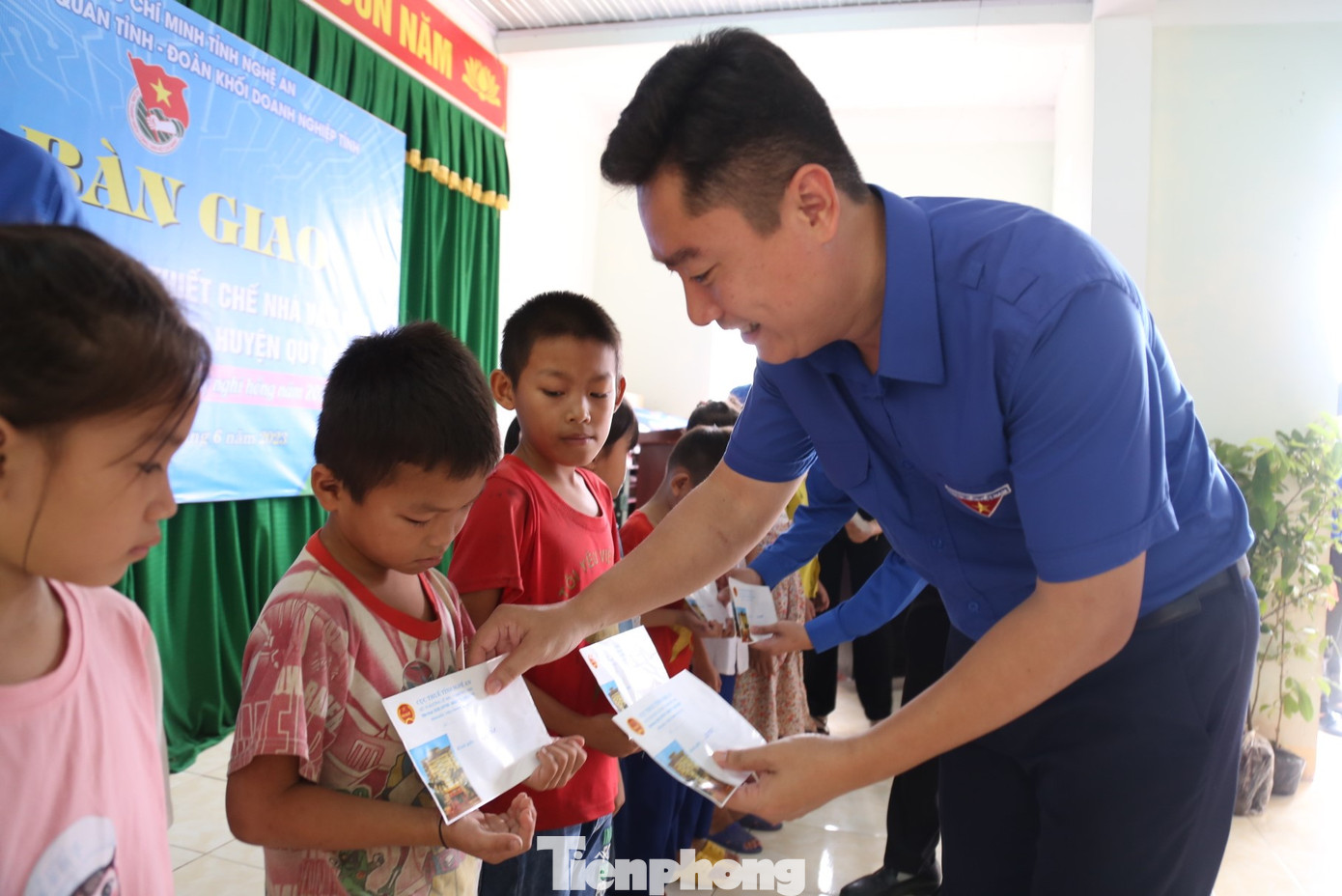 Trao tặng 10 suất cho các em học sinh có hoàn cảnh khó khăn tại xã Châu Thắng.