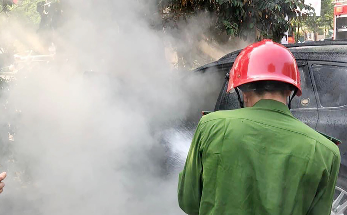 Phun dập lửa ô tô bốc cháy. Phun dập lửa ô tô bốc cháy.