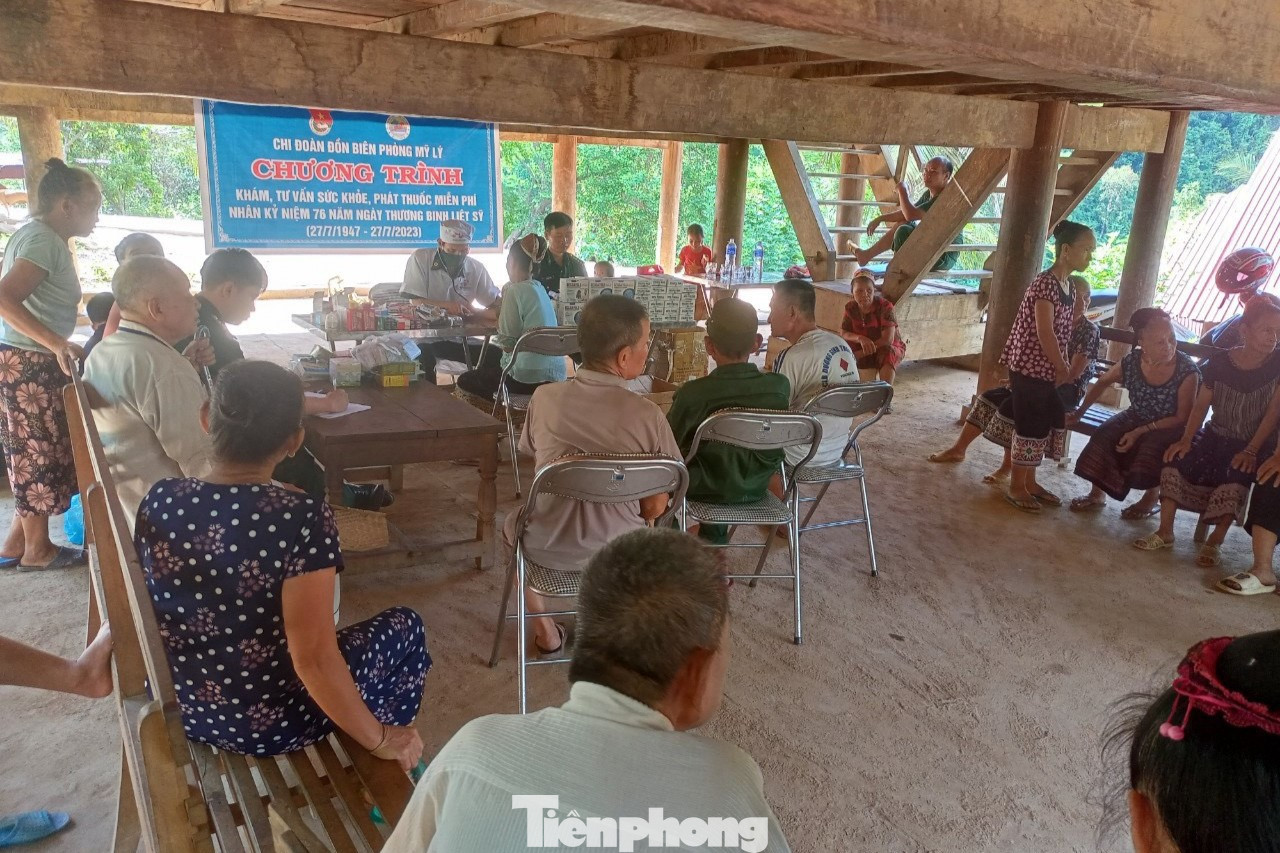 Tuổi trẻ Biên phòng Nghệ An tổ chức hoạt động khám, phát thuốc miễn phí cho bà con nhân dân tại vùng sâu vùng xa.