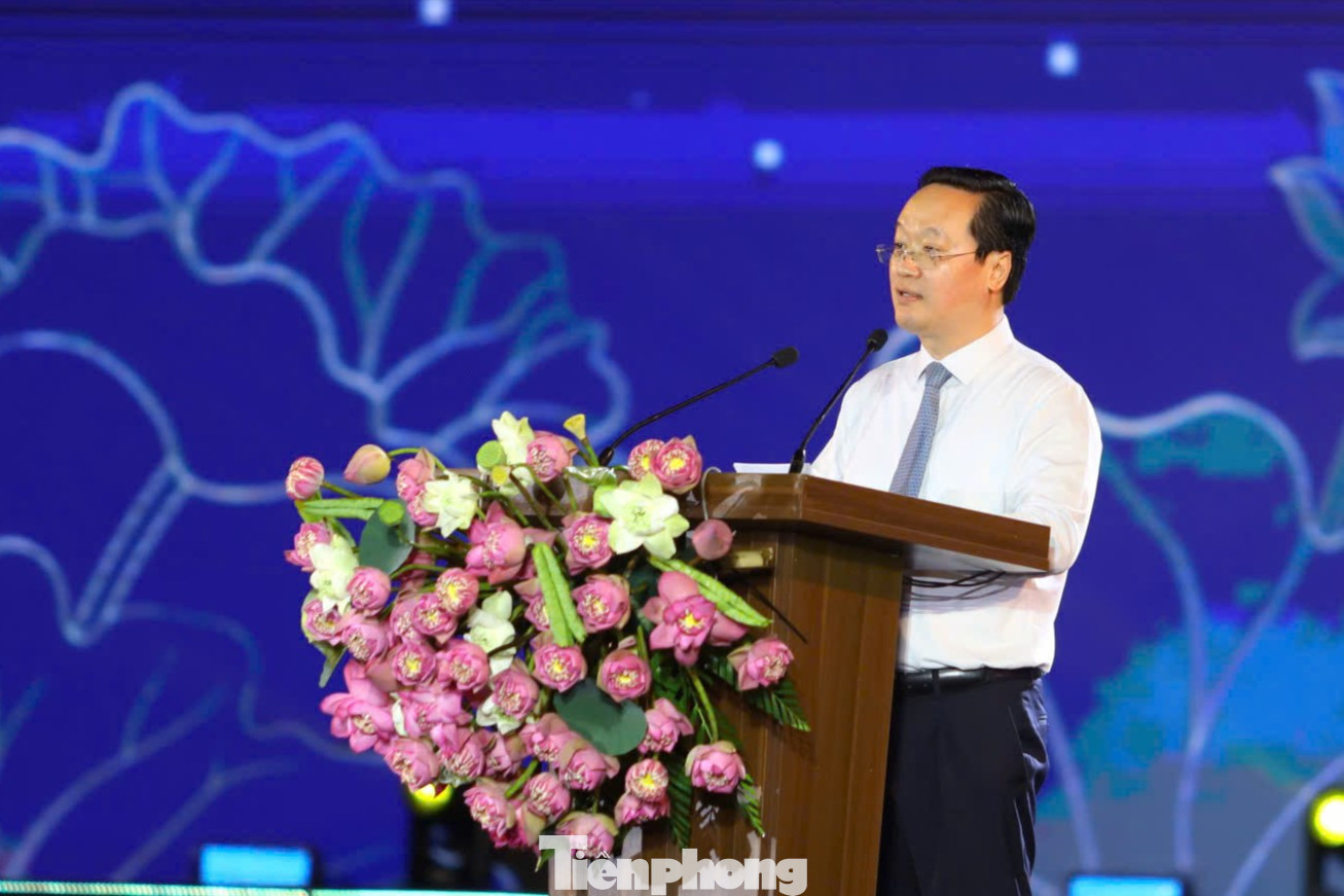 Phát biểu khai mạc, ông Nguyễn Đức Trung, Bí thư Tỉnh ủy Nghệ An nhấn mạnh: “Lễ hội Làng Sen là sự kiện văn hóa có ý nghĩa quan trọng trong đời sống tinh thần của nhân dân cả nước nói chung và Nghệ An nói riêng, nhằm thể hiện sự tôn vinh, lòng thành kính tri ân của cả dân tộc đối với Bác. Thông qua các hoạt động tại lễ hội nhằm tuyên truyền về cuộc đời, sự nghiệp cách mạng của Chủ tịch Hồ Chí Minh và quê hương của Người, đồng thời, tiếp tục đẩy mạnh việc học tập, làm theo tư tưởng, đạo đức, phong cách của Bác. Đây cũng là dịp để giới thiệu với cả nước và bạn bè quốc tế về hình ảnh một Nghệ An năng động, thân thiện, luôn rộng mở những cơ hội hợp tác, phát triển”.