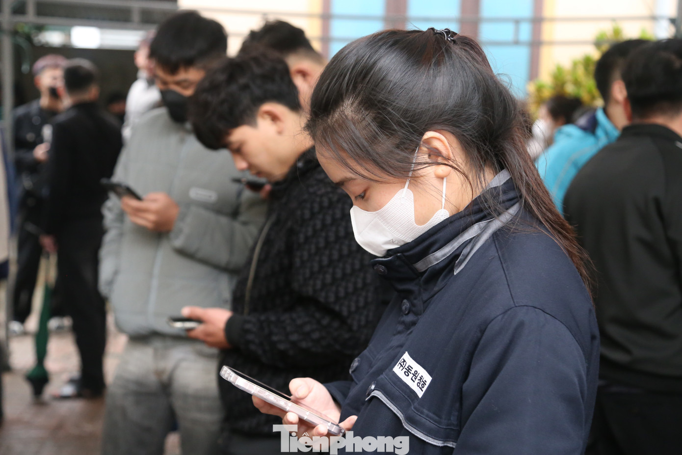 Lo lắng tình trạng quá tải, xếp hàng chờ đến đêm như năm ngoái, nhiều lao động đã có mặt tại điểm nhận hồ sơ từ tờ mờ sáng.