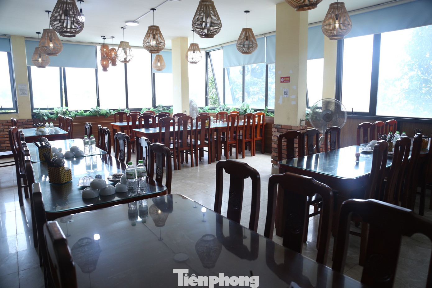 Anh Ngô Văn Công (SN 1991, chủ quán dê 37, đường Nguyễn Sỹ Sách) cho hay: “Lượng khách giảm hơn 50%. Quán đã tìm mọi cách để hỗ trợ khách, bao gồm cả việc chuẩn bị các dịch vụ gọi xe đưa khách về, làm việc với cả đội xe ôm để đứng ngoài cửa hàng túc trực nhưng tình hình vẫn chưa khả quan, khách vắng vẫn cứ vắng".