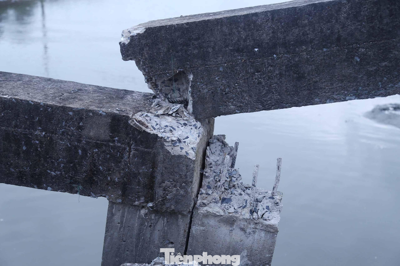 Không chỉ bị gãy đôi chính giữa cầu, những trụ bê tông trên cầu Giằng cũng bị nứt toác. Không chỉ bị gãy đôi chính giữa cầu, những trụ bê tông trên cầu Giằng cũng bị nứt toác.