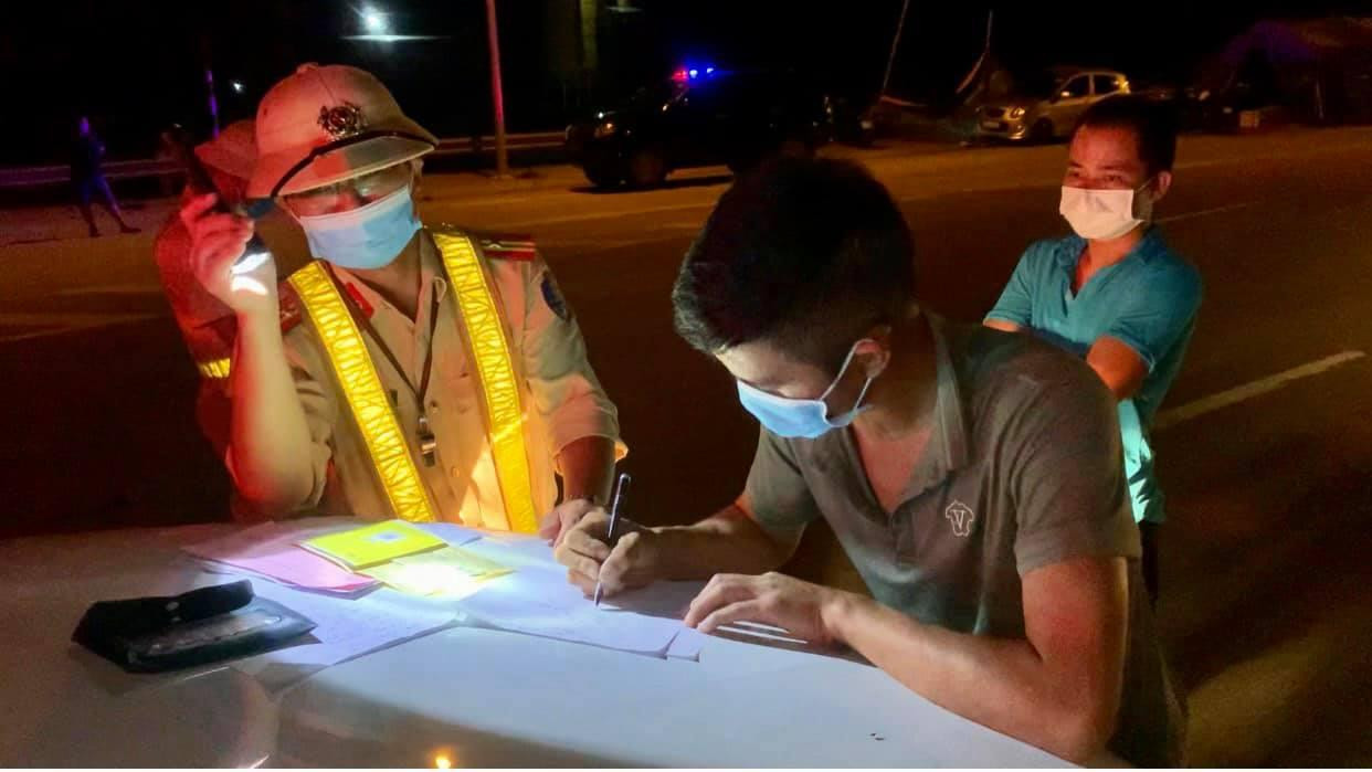 Lập biên bản xử phạt các trường hợp vi phạm Lập biên bản xử phạt các trường hợp vi phạm