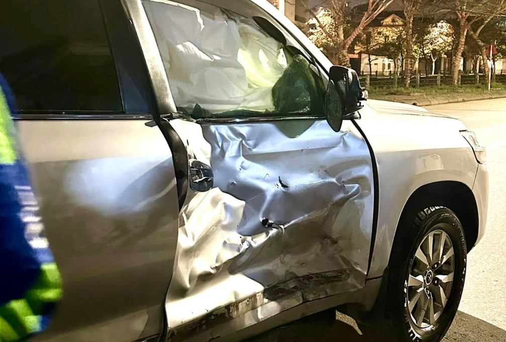 Cửa phụ bên phải xe ô tô bị tông biến dạng