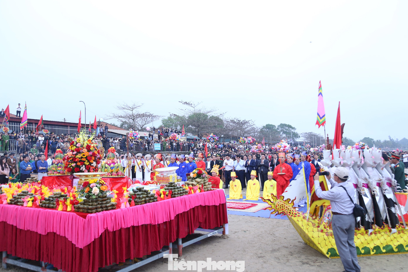 Từ sáng sớm 11/2, hàng nghìn người dân và du khách đã có mặt tại bãi biển thuộc phường Quỳnh Phương, thị xã Hoàng Mai, Nghệ An để cùng tham gia Lễ cầu ngư. Tại đây, đội nghi lễ Đền Cờn dâng nhiều hiện vật do người dân tự tay làm, cầu cho một năm mưa thuận gió hòa, trời yên biển lặng, tôm cá đầy khoang, ngư dân an lành, mạnh khỏe.