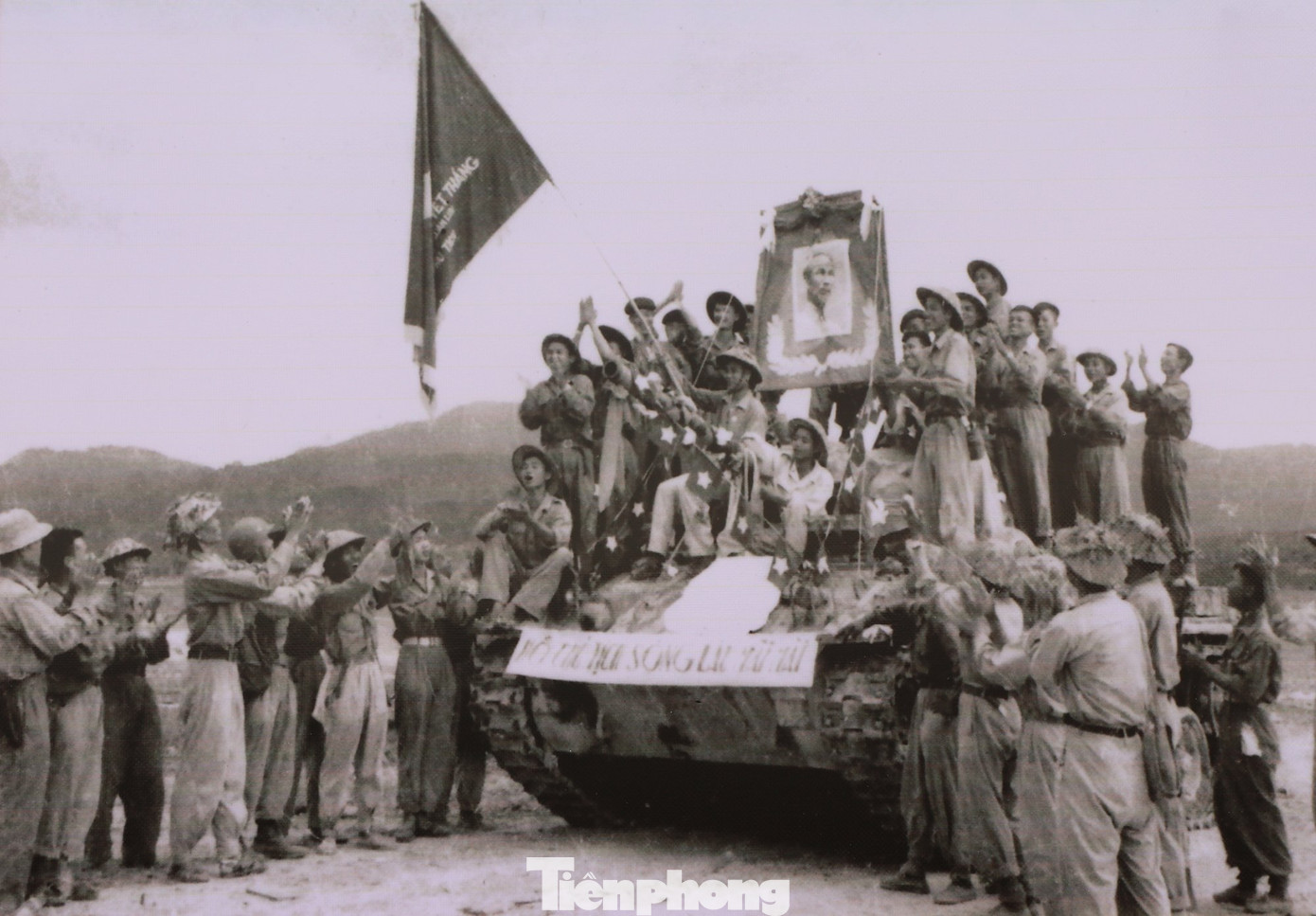 Bộ đội và nhân dân rước ảnh Bác Hồ tại lễ mừng chiến thắng Điện Biên Phủ.