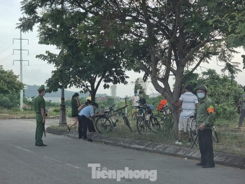 Nhiều trường hợp ra ngoài không cần thiết bị cơ quan chức năng xử phạt Nhiều trường hợp ra ngoài không cần thiết bị cơ quan chức năng xử phạt