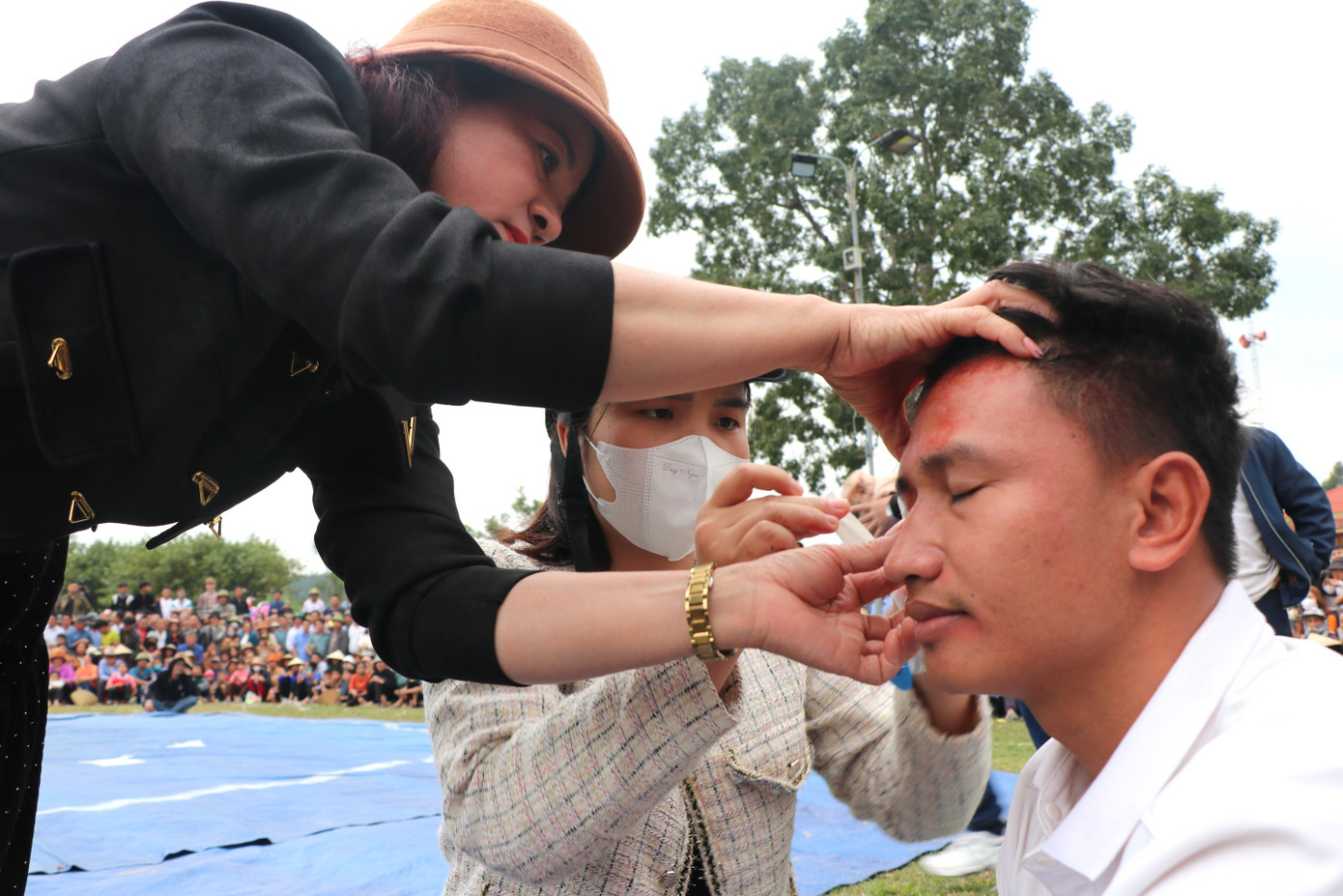 Sau thời gian thi đấu giằng co quyết liệt, một đô vật bị xây xước ở phần trán, ban tổ chức quyết định xử hòa trận đấu. Sau thời gian thi đấu giằng co quyết liệt, một đô vật bị xây xước ở phần trán, ban tổ chức quyết định xử hòa trận đấu.