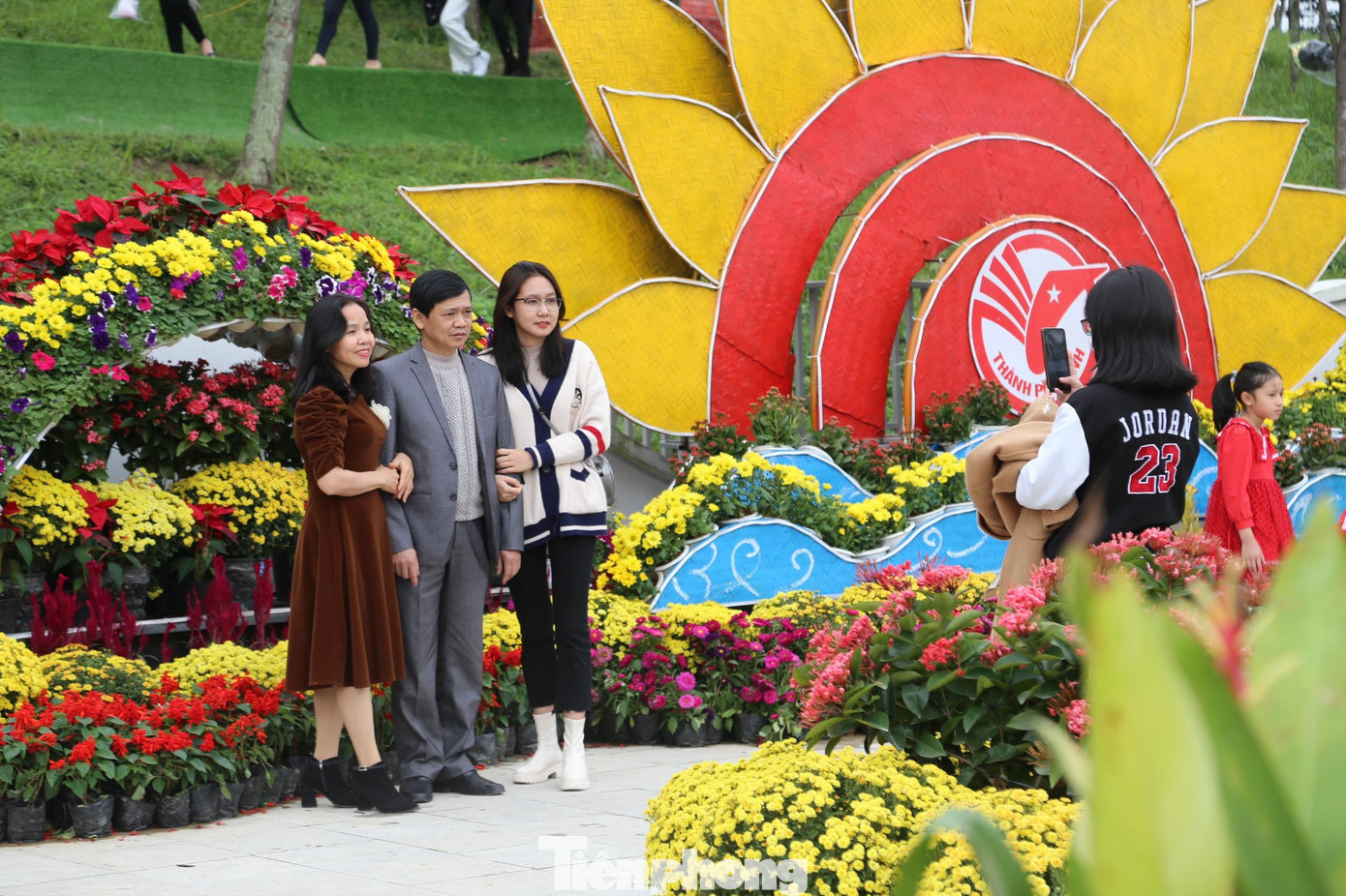 Gia đình chụp ảnh lưu niệm