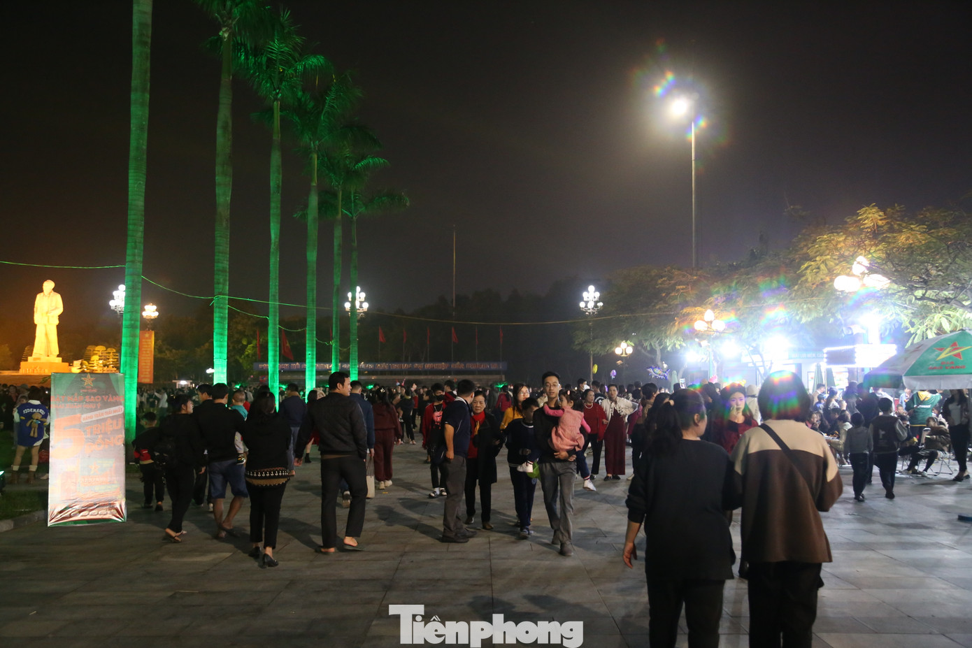 Tối 31/12, hàng ngàn người dân Nghệ An đã đến Quảng trường Hồ Chí Minh từ sớm để thưởng thức chương trình nghệ thuật Countdown - Chào năm mới 2024 “Hào khí sông Lam”