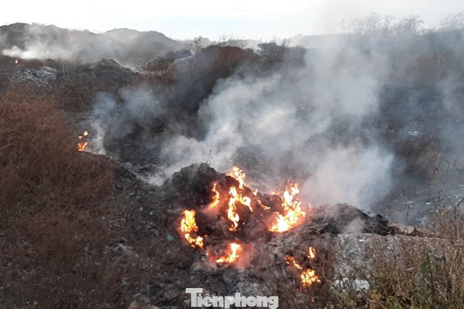 Bãi rác nhiều lần xảy ra tình trạng cháy, khói nghi ngút mùa nắng nóng Bãi rác nhiều lần xảy ra tình trạng cháy, khói nghi ngút mùa nắng nóng