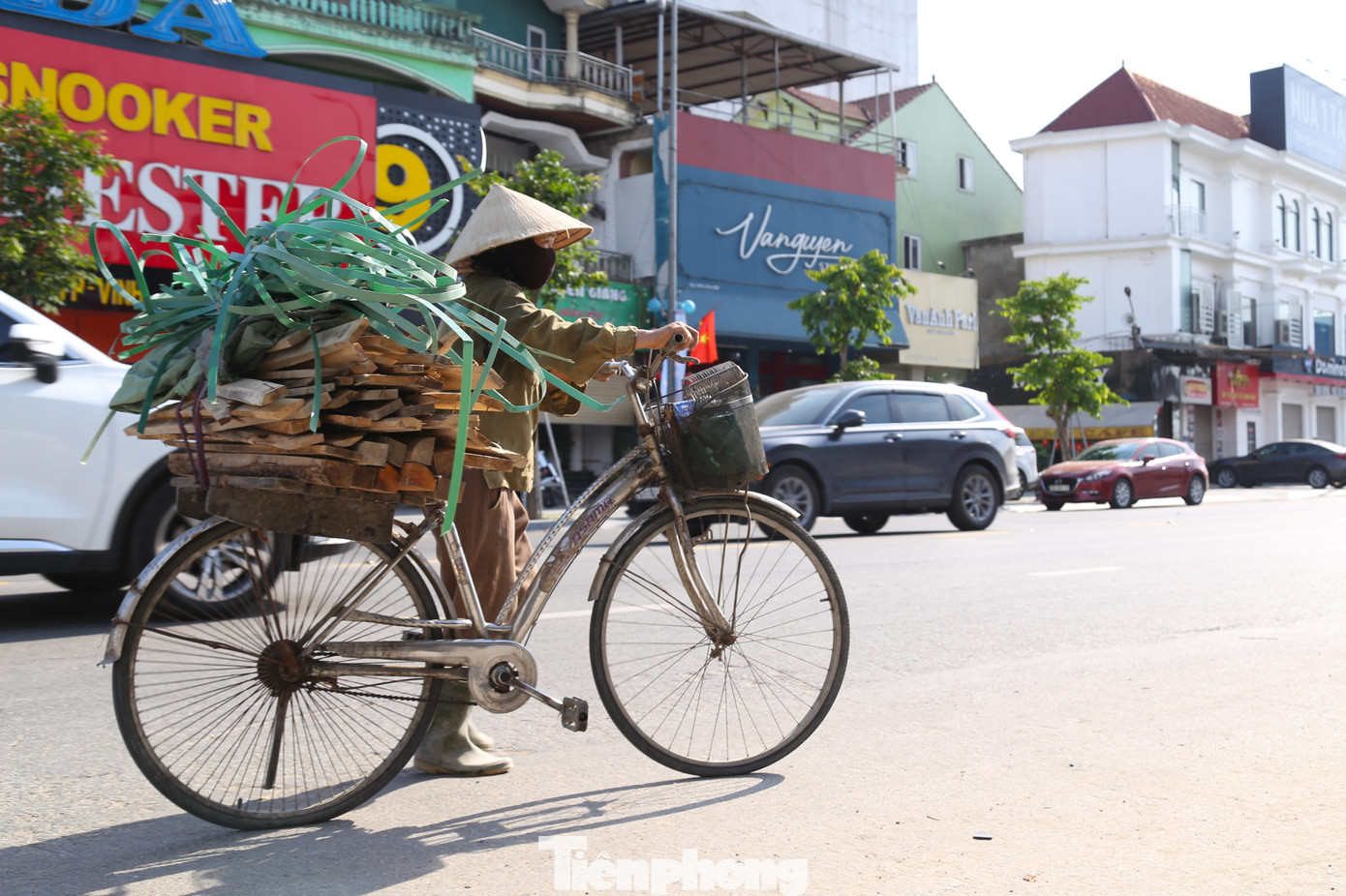 Thời tiết nắng nóng, những người làm công việc nhặt phế liệu vẫn chăm chỉ làm việc.