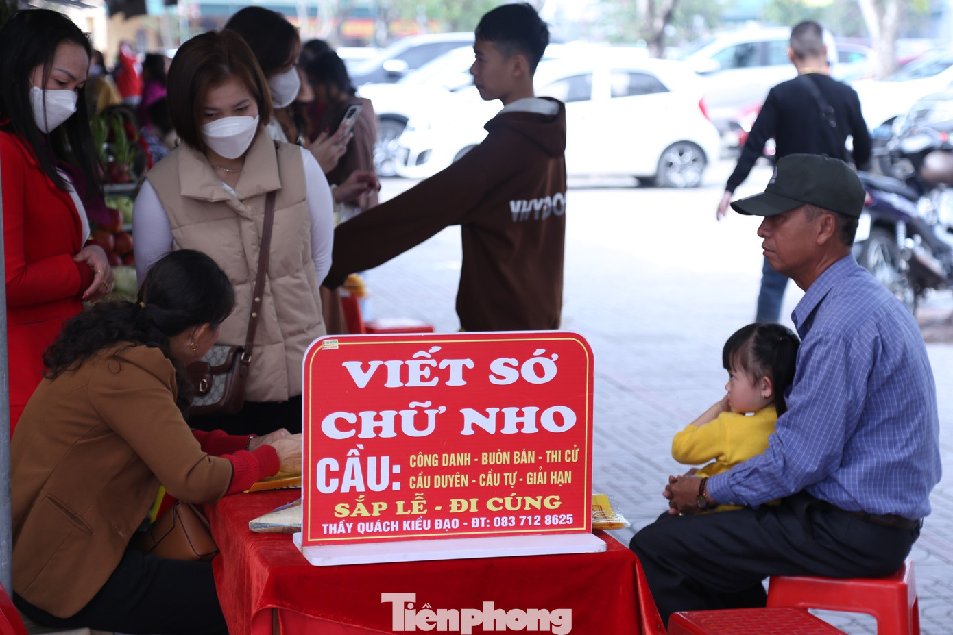 Không ít gia đình tiêu tốn từ vài triệu đồng đến hàng chục triệu đồng mua sắm đồ lễ hóa vàng. Nhiều dịch vụ như sắp lễ thuê, đồ lưu niệm, viết sớ… cũng nở rộ trước khu vực cổng đền.