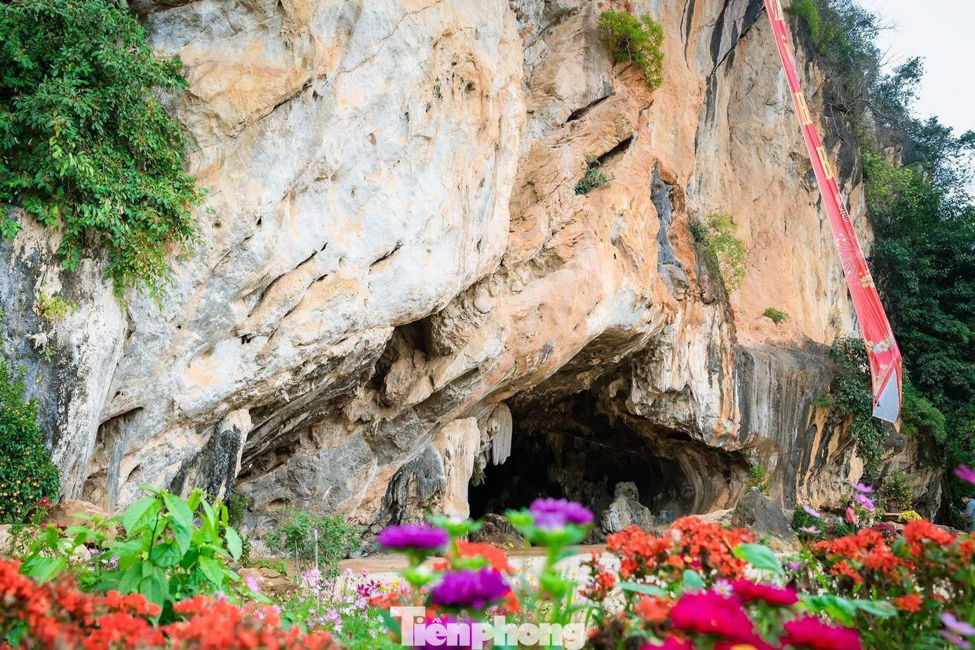 Hang Bua theo tiếng Thái là thẳm Bua được hình thành trên dãy núi đá vôi Phà Én thuộc bản Na Nhàng, xã Châu Tiến, huyện Quỳ Châu, cách thành phố Vinh 170 km về phía Tây Bắc.