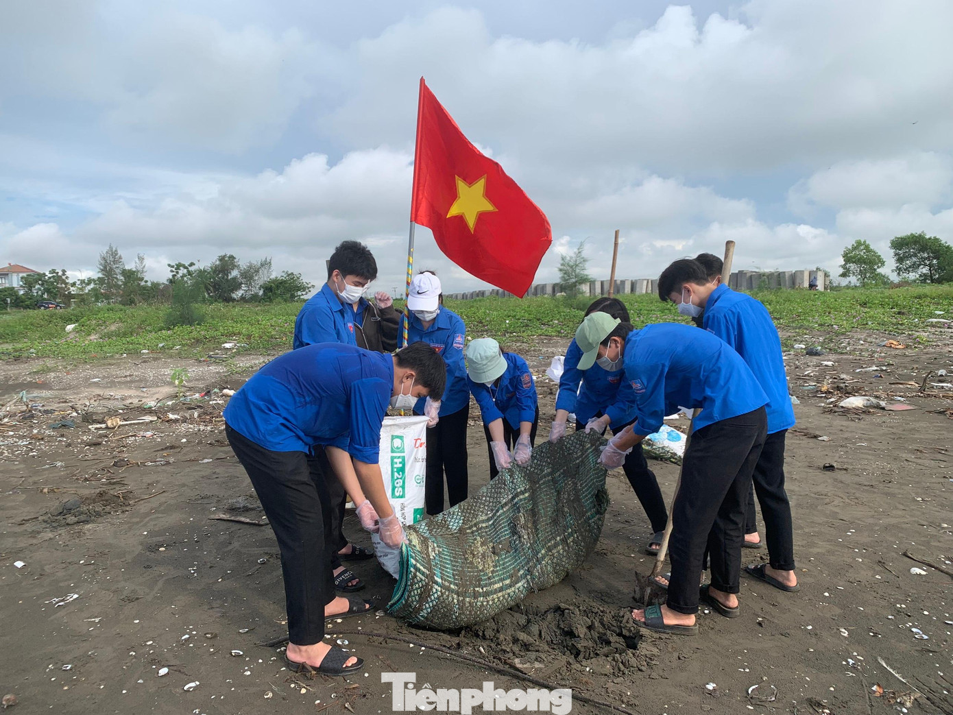 Hoạt động tuyên truyền nâng cao ý thức giữ gìn vệ sinh, bảo vệ môi trường và ứng phó với biến đổi khí hậu.