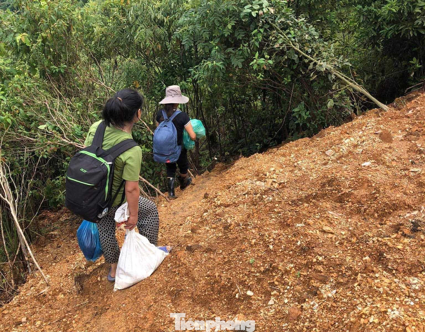 Mưa lũ ảnh hưởng nặng nề, giáo viên phải lội suối, băng rừng đến trường