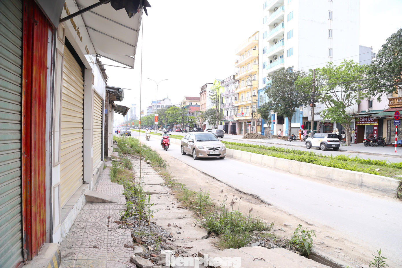 Ông Phạm Thanh Hải - Chủ tịch UBND phường Thu Thuỷ cho biết: “Theo hợp đồng, thời gian hoàn thành dự án nâng cấp, mở rộng đường Bình Minh là năm 2026 nhưng địa phương đang quyết tâm và tập trung tháo gỡ để đền bù giải phóng mặt bằng trước khi bỏ chính quyền cấp huyện. Về nguồn gốc đất đã được xác định, nhưng chưa thống nhất được phương án đền bù, người dân cho rằng mức giá đền bù chưa thỏa đáng, cùng với đó thời gian qua, các quy định về đất đai có một số thay đổi… nên chưa thể tiến hành giải phóng mặt bằng”.