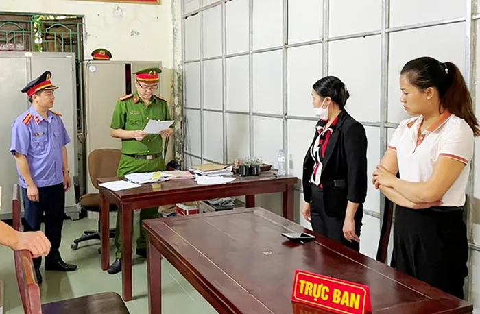 Cơ quan CSĐT tống đạt các quyết định khởi tố các bị can