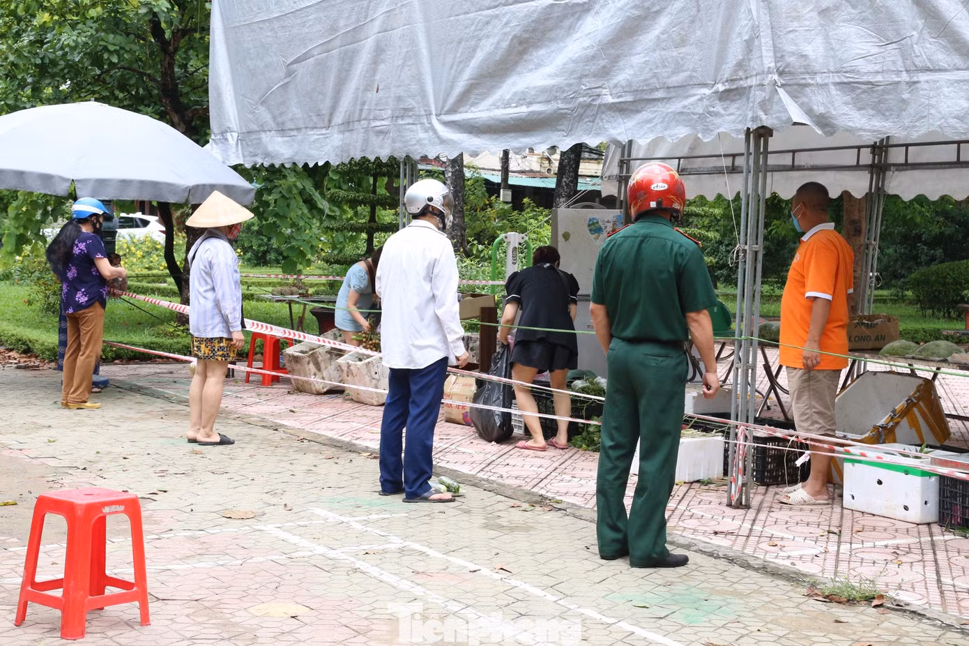 Tại phường Cửa Nam, ghi nhận trong sáng 9/9, tại điểm bán thực phẩm đầu tiên trên địa bàn có nhiều người đến mua hàng. Lực lượng chức năng có mặt từ sáng sớm để ổn định trật tự, kiểm tra giấy mua hàng của người dân, đồng thời tiến hành đo thân nhiệt, sát khuẩn theo đúng quy định. Trước khi mua hàng, người dân phải xuất trình giấy mua hàng. Người dân phường, xã nào chỉ được mua hàng ở phường, xã đó