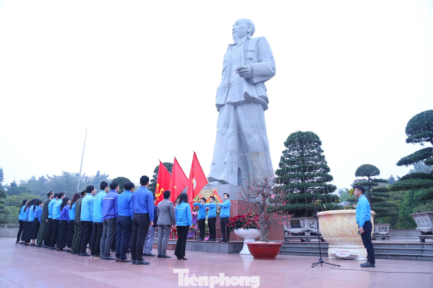 Chào mừng kỷ niệm 93 năm ngày thành lập Đảng Cộng sản Việt Nam (03/02/1930 – 03/02/2023), sáng 2/2, tại Quảng trường Hồ Chí Minh, Cơ quan Tỉnh Đoàn, đoàn các đơn vị trực thuộc tổ chức lễ dâng hoa, chào cờ tháng 2/2023. Bày tỏ lòng biết ơn công lao to lớn của Chủ tịch Hồ Chí Minh đối với sự nghiệp đấu tranh giải phóng dân tộc, thống nhất đất nước, thế hệ trẻ hôm nay một lòng đi theo Đảng, quyết tâm thực hiện lời Bác dạy: "Đâu cần thanh niên có, việc gì khó có thanh niên”. Chào mừng kỷ niệm 93 năm ngày thành lập Đảng Cộng sản Việt Nam (03/02/1930 – 03/02/2023), sáng 2/2, tại Quảng trường Hồ Chí Minh, Cơ quan Tỉnh Đoàn, đoàn các đơn vị trực thuộc tổ chức lễ dâng hoa, chào cờ tháng 2/2023. Bày tỏ lòng biết ơn công lao to lớn của Chủ tịch Hồ Chí Minh đối với sự nghiệp đấu tranh giải phóng dân tộc, thống nhất đất nước, thế hệ trẻ hôm nay một lòng đi theo Đảng, quyết tâm thực hiện lời Bác dạy: "Đâu cần thanh niên có, việc gì khó có thanh niên”.
