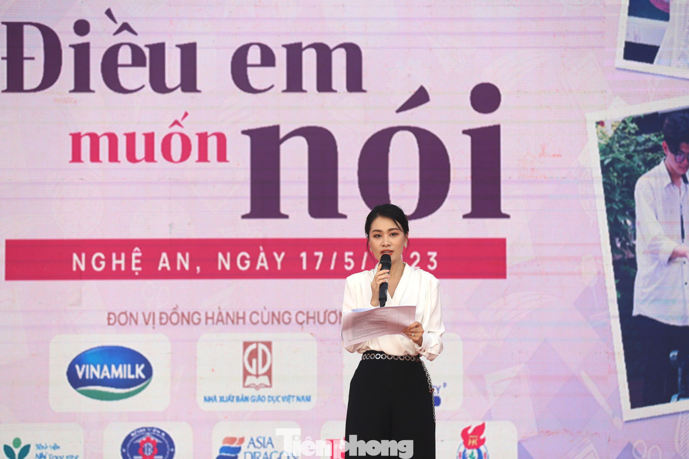 MC Hà Phương tập duyệt trước chương trình.