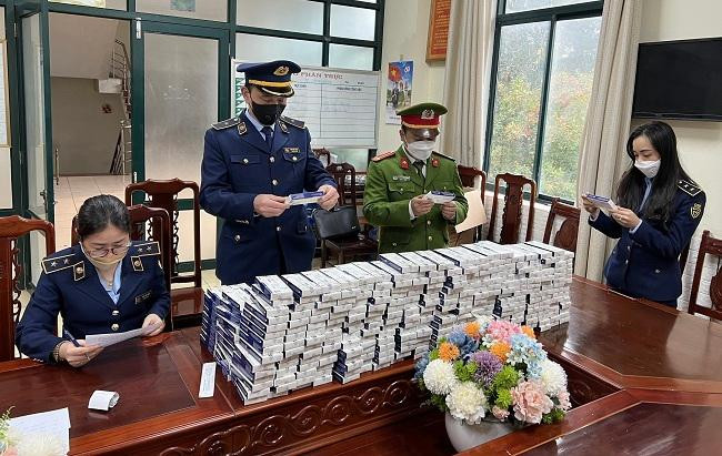 Lực lượng chức năng kiểm tra lô kit test nhanh COVID-19 không rõ nguồn gốc