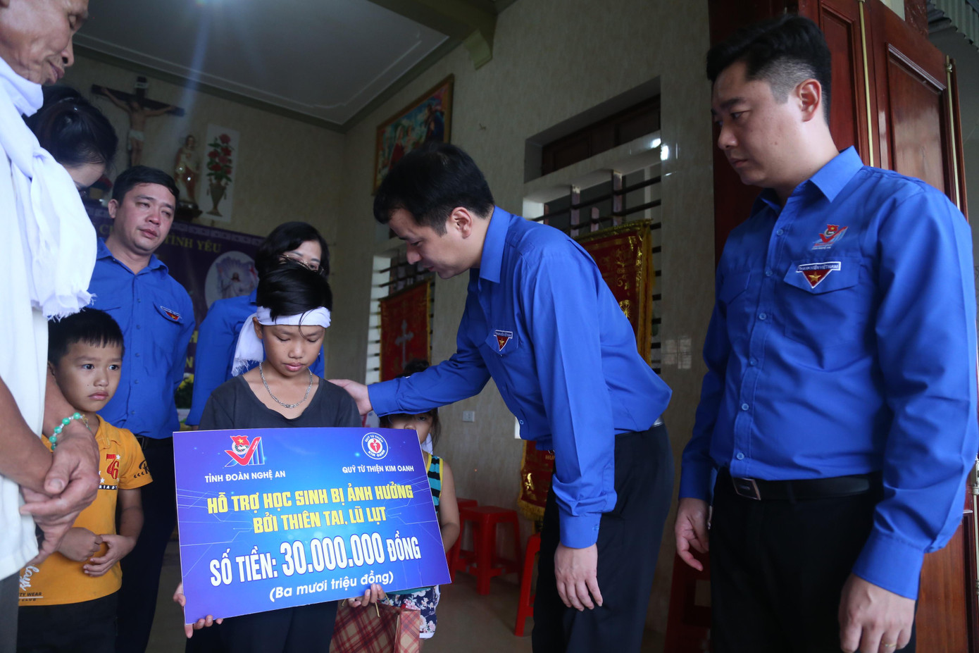 Anh Cương thăm hỏi, động viên các em học sinh