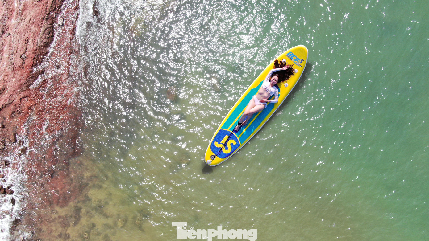 Nằm thư giãn trên SUP giữa biển