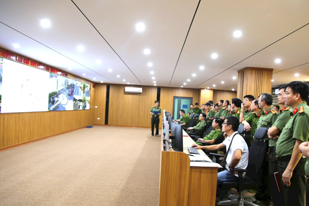 Trung tâm Chỉ huy Công an tỉnh Nghệ An, 1 trong 3 điểm tiếp nhận hình ảnh từ hệ thống 600 camera. Trung tâm Chỉ huy Công an tỉnh Nghệ An, 1 trong 3 điểm tiếp nhận hình ảnh từ hệ thống 600 camera.