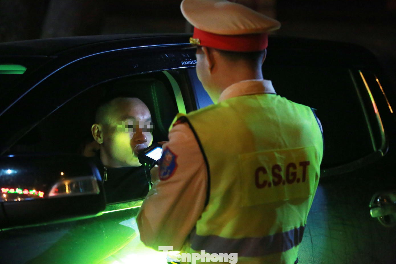 Lực lượng CSGT Nghệ An kiểm tra nồng độ cồn Lực lượng CSGT Nghệ An kiểm tra nồng độ cồn