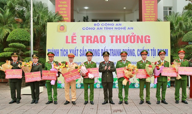 Đại tá Bùi Quang Thanh, Giám đốc Công an tỉnh Nghệ An trao thưởng các đơn vị phá chuyên án, bắt đối tượng cướp ngân hàng
