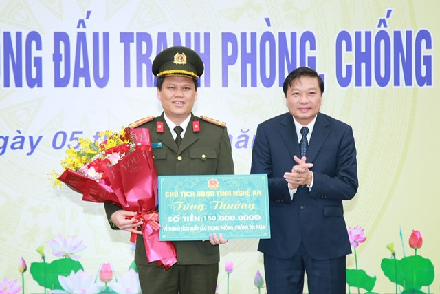 Ông Lê Hồng Vinh, Phó Chủ tịch Thường trực UBND tỉnh Nghệ An trao thưởng cho Công an tỉnh về thành tích xuất sắc trong phòng, chống tội phạm.