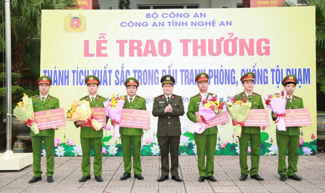 Trao thưởng các đơn vị có thành tích xuất sắc trong đấu tranh phòng, chống tội phạm