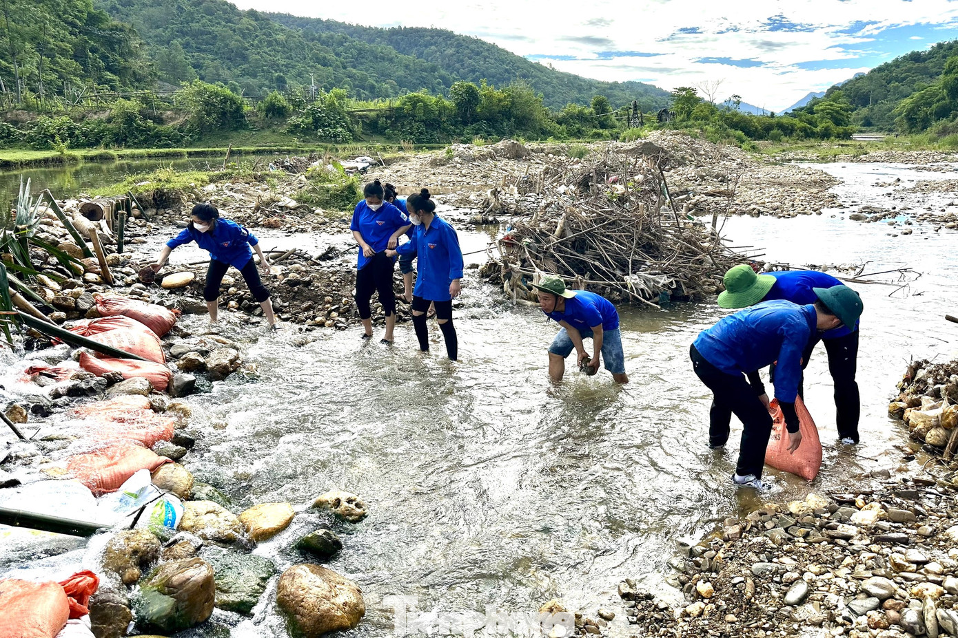 Bản Cọoc, xã Yên Hòa, huyện Tương Dương, Nghệ An có 117 hộ dân với 444 nhân khẩu, trong đó có 11 hộ nghèo, 20 hộ cận nghèo, chủ yếu là dân tộc Thái. Bà con sống bằng trồng lúa nước và chăn nuôi trâu, bò. Hiện nay, trên địa bàn có gần 7 ha chưa cấy do thiếu nước.