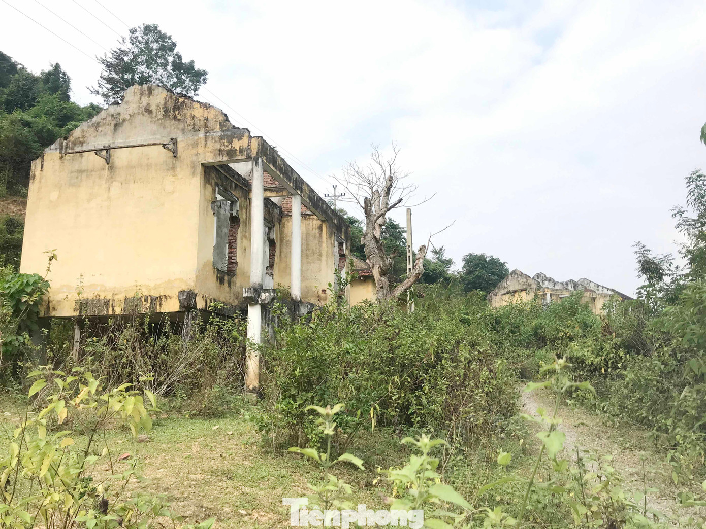 Người dân nơi đây cho biết, năm 2010, sau trận mưa lớn, một tảng đá ‘khổng lồ’ bất ngờ lăn xuống đè bẹp nhà bếp của một gia đình ở khu tái định cư Khe Ò. Rất may, cả gia đình kịp chạy thoát thân. Sau lần đó, lưng núi phía sau 7 hộ dân có nguy cơ sạt xuống. Chính quyền đã kiểm tra, hỗ trợ mỗi gia đình 7 triệu đồng để tự di dời nhà. Người dân nơi đây cho biết, năm 2010, sau trận mưa lớn, một tảng đá ‘khổng lồ’ bất ngờ lăn xuống đè bẹp nhà bếp của một gia đình ở khu tái định cư Khe Ò. Rất may, cả gia đình kịp chạy thoát thân. Sau lần đó, lưng núi phía sau 7 hộ dân có nguy cơ sạt xuống. Chính quyền đã kiểm tra, hỗ trợ mỗi gia đình 7 triệu đồng để tự di dời nhà.