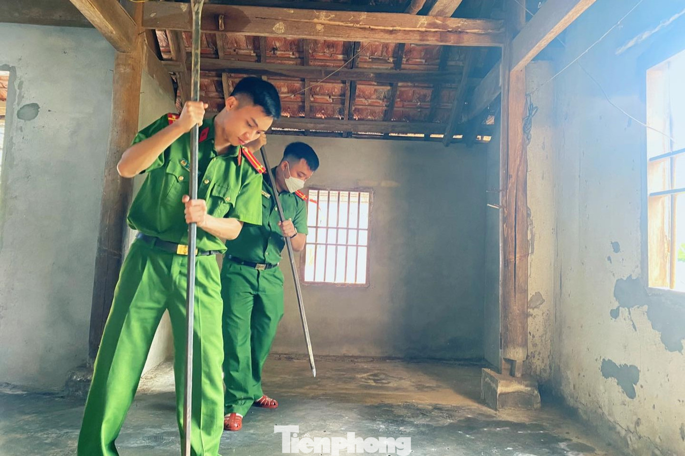 Giúp gia đình làm lại nền nhà mới.