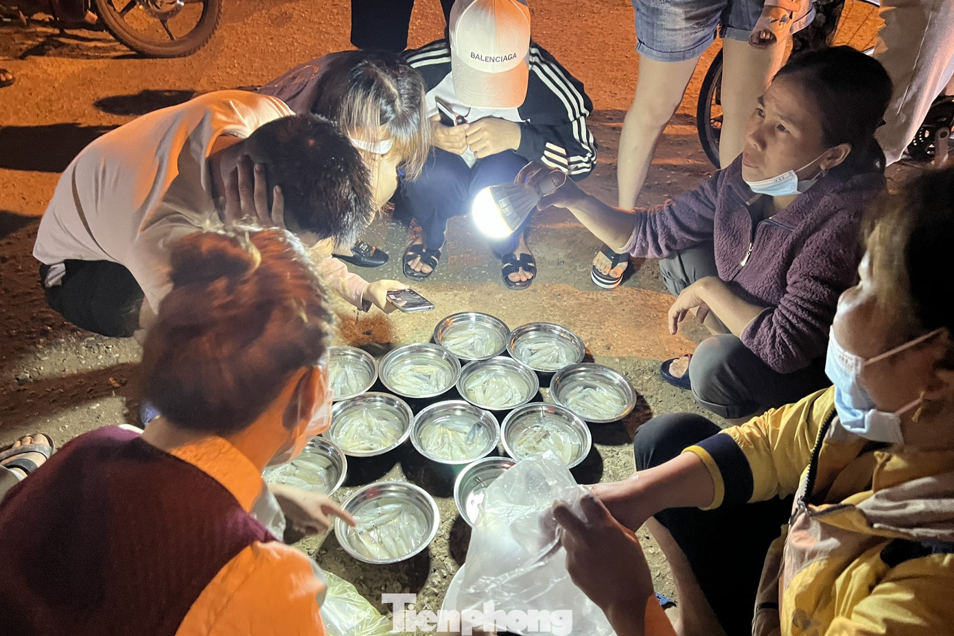 “Phiên chợ” độc đáo này thường bắt đầu họp từ lúc 20h đến 24h mỗi ngày. Theo ngư dân, phần lớn mực câu về đều được bán hết ngay trong đêm, những hôm du khách đông, mực không đủ bán.