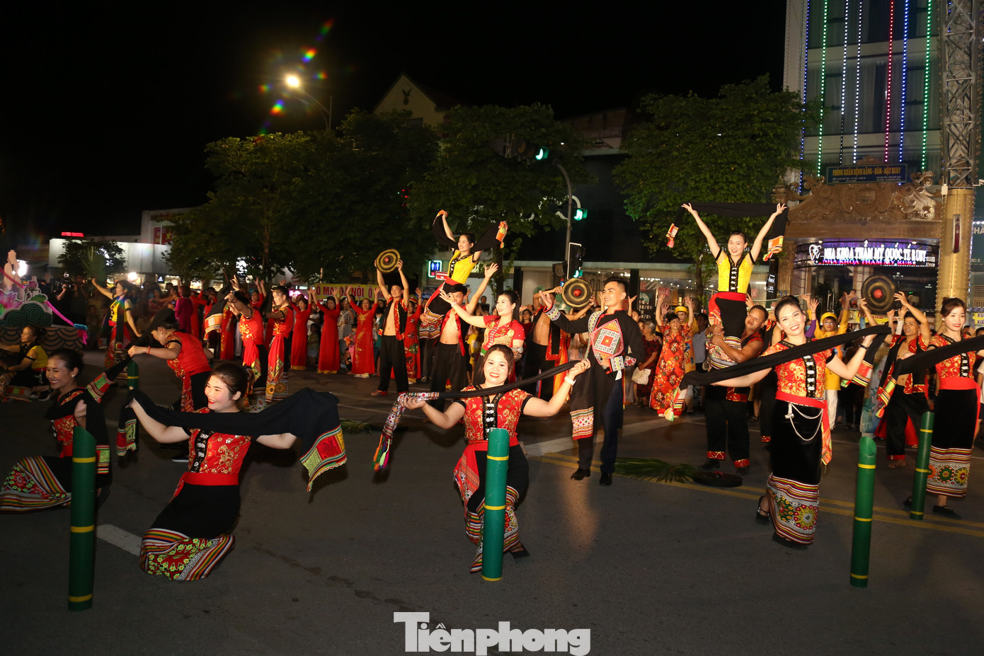 Lễ hội Bươn Xao của người Thái ở Nghệ An. Tục này gắn với tín ngưỡng thờ mẫu cũng như ghi nhớ công ơn của nghĩa quân Lam Sơn thế kỷ 15. Lễ hội Bươn Xao của người Thái ở Nghệ An. Tục này gắn với tín ngưỡng thờ mẫu cũng như ghi nhớ công ơn của nghĩa quân Lam Sơn thế kỷ 15.