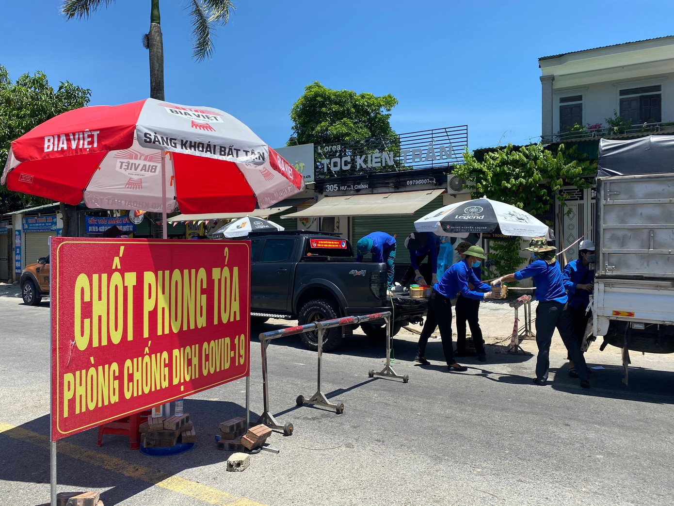 Anh Nguyễn Tư Hải Phong, Bí thư Huyện đoàn Thanh Chương cho biết, trước diễn biến phức tạp của dịch COVID-19, thành phố Vinh phải thực hiện giãn cách xã hội và các huyện Diễn Châu, Tân Kỳ, Quỳ Hợp phong tỏa một số khu vực nguy cơ cao để phòng chống dịch, Huyện đoàn đã xây dựng kế hoạch và bắt tay ngay vào việc triển khai chương trình “Nông sản sạch Thanh Chương - 0 đồng”.