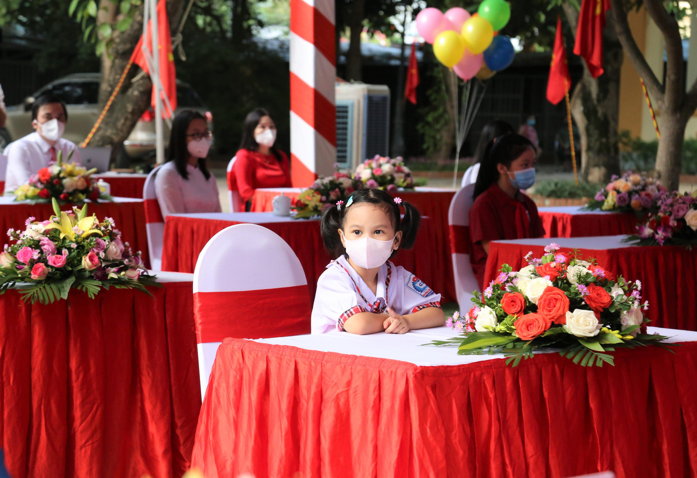 Bé Nguyễn Hạ Vi (Trường Tiểu học Hưng Dũng 2, TP Vinh) là đại diện cho học sinh khối tiểu học toàn tỉnh Nghệ An Bé Nguyễn Hạ Vi (Trường Tiểu học Hưng Dũng 2, TP Vinh) là đại diện cho học sinh khối tiểu học toàn tỉnh Nghệ An