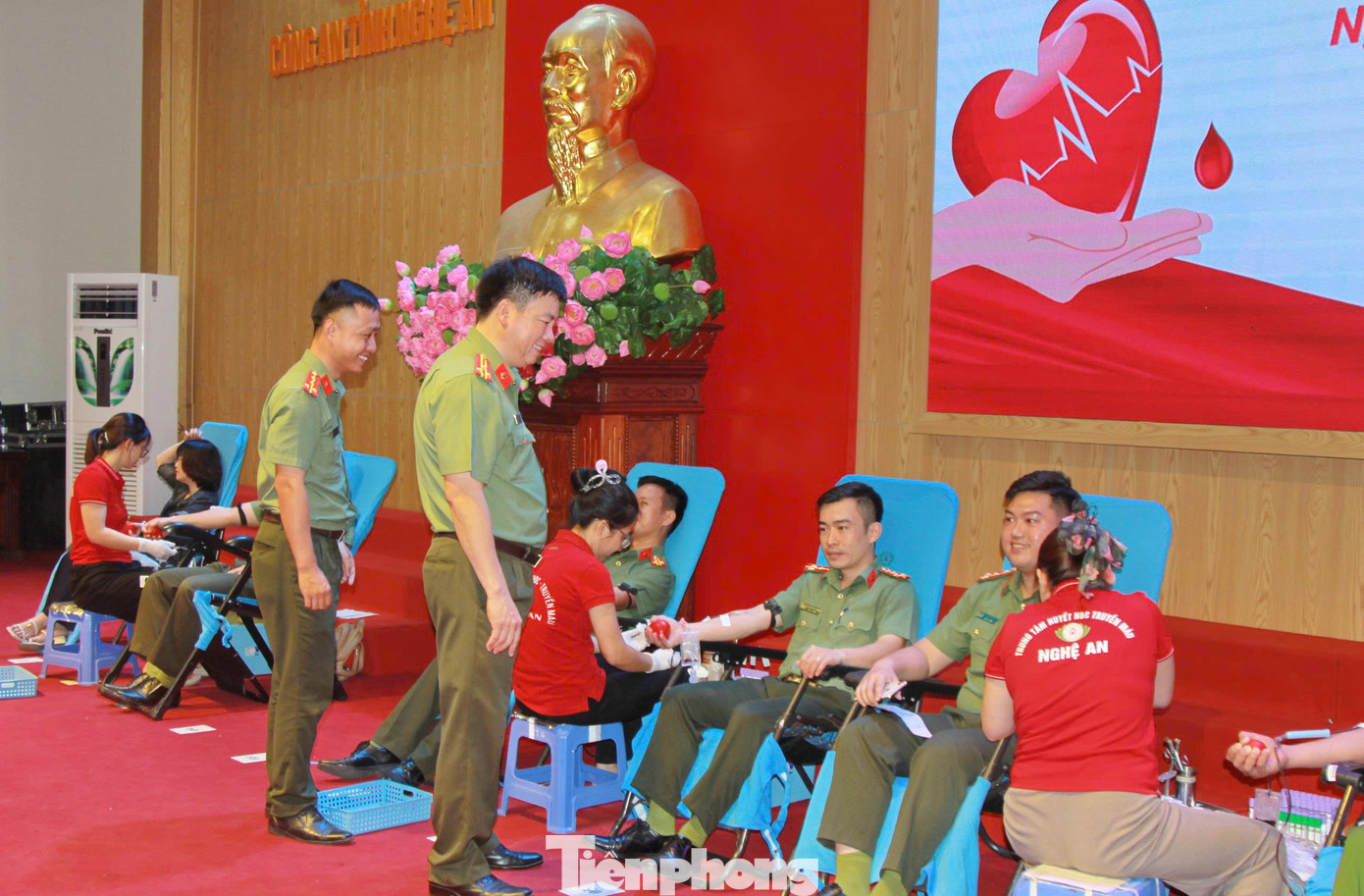 Cán bộ, chiến sĩ Công an tỉnh Nghệ An tham gia hiến máu. Cán bộ, chiến sĩ Công an tỉnh Nghệ An tham gia hiến máu.